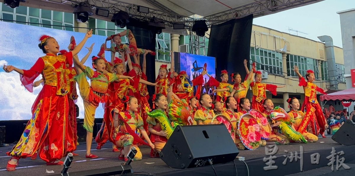 柔:峇华团新春庆典大游行 8000人参与其盛喜迎春