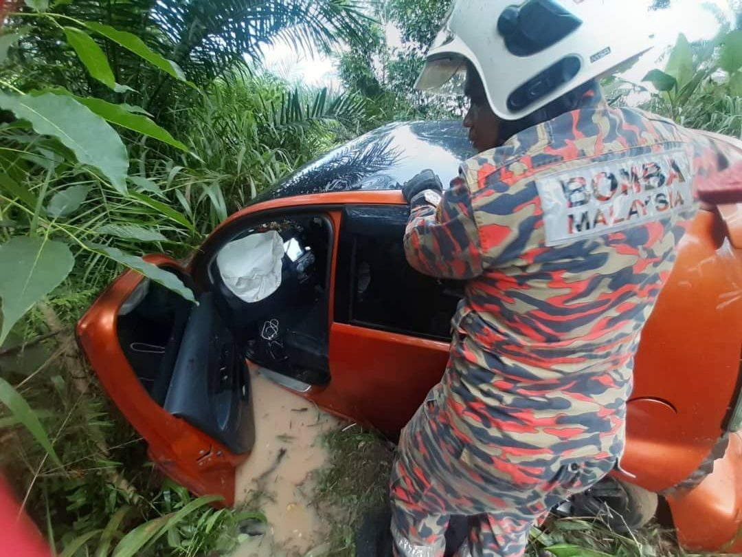 柔:文告:汽车疑失控打滑后撞树 司机当场伤重身亡