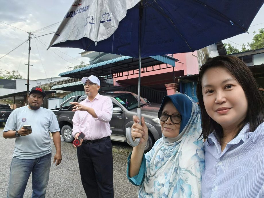 柔：新闻： 午后大雨侵袭  避兰东新村13屋子被掀顶