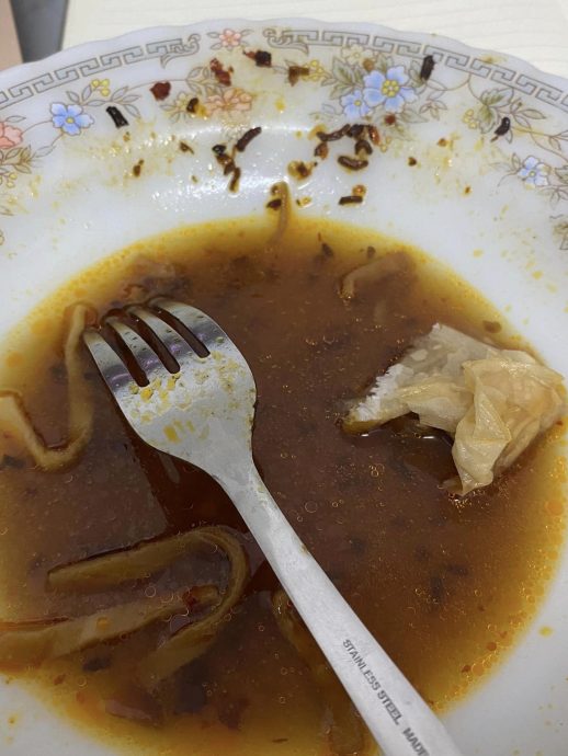 柔:新闻:以为锅屑或香料 面食黑点竟是虫!恶心