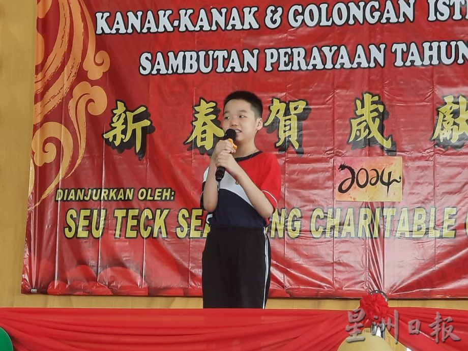 柔：新闻：麻修德善堂庆新春--    特殊儿童上台展才艺   台下众人跟节奏摆摇鼓掌