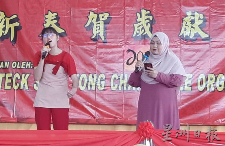 柔：新闻：麻修德善堂庆新春--    特殊儿童上台展才艺   台下众人跟节奏摆摇鼓掌