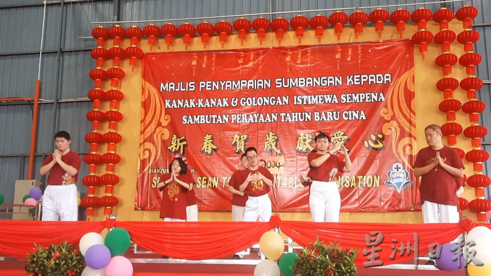 柔：新闻：麻修德善堂庆新春--    特殊儿童上台展才艺   台下众人跟节奏摆摇鼓掌