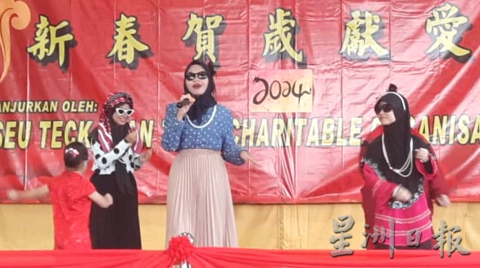 柔：新闻：麻修德善堂庆新春--    特殊儿童上台展才艺   台下众人跟节奏摆摇鼓掌