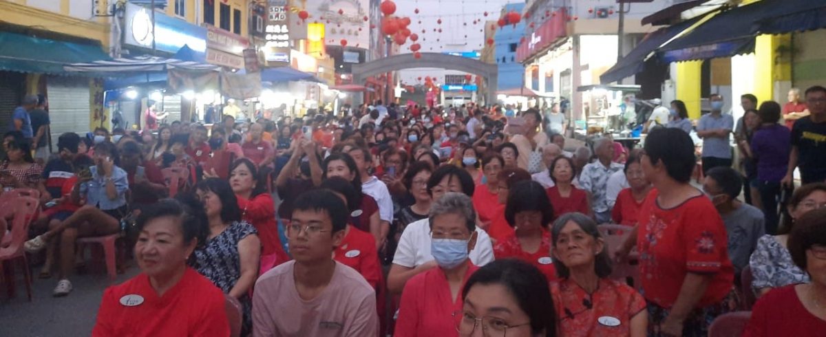柔：新闻：麻坡贪食街新春亮灯，大红灯笼高挂年味浓