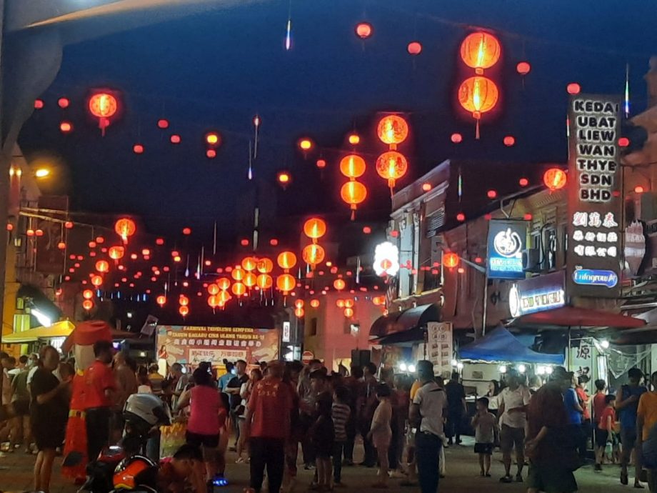 柔：新闻：麻坡贪食街新春亮灯，大红灯笼高挂年味浓