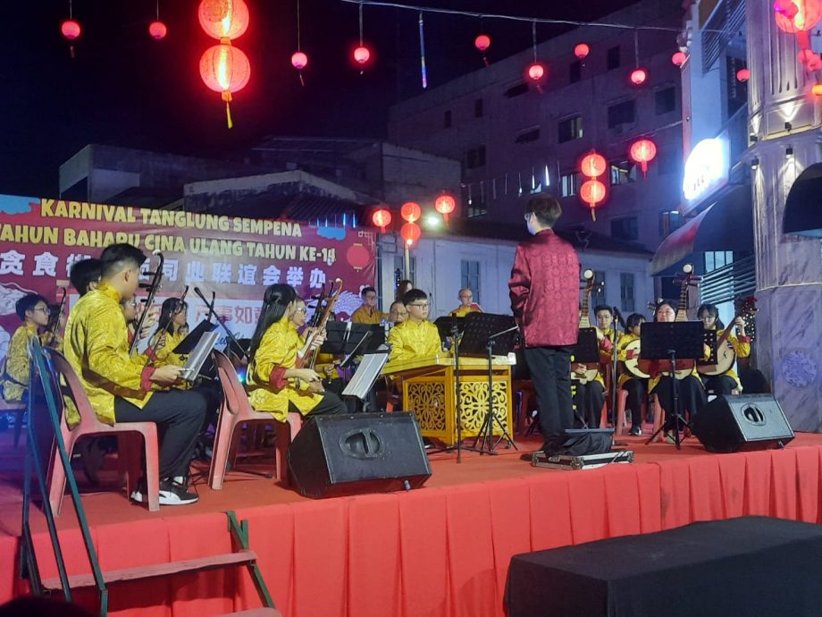 柔：新闻：麻坡贪食街新春亮灯，大红灯笼高挂年味浓