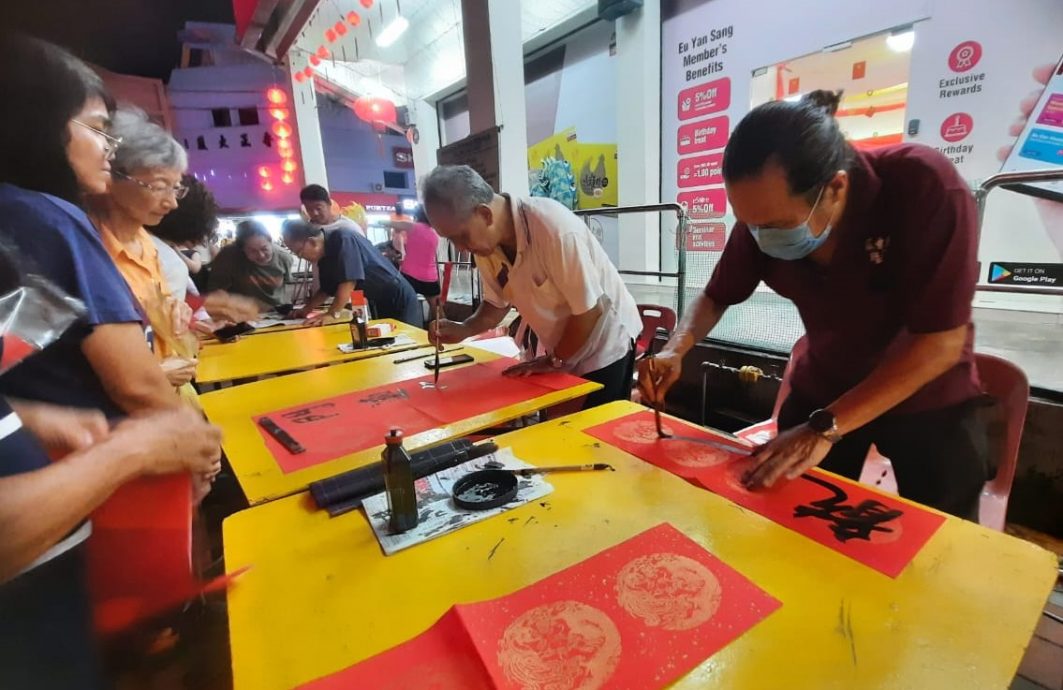 柔：新闻：麻坡贪食街新春亮灯，大红灯笼高挂年味浓