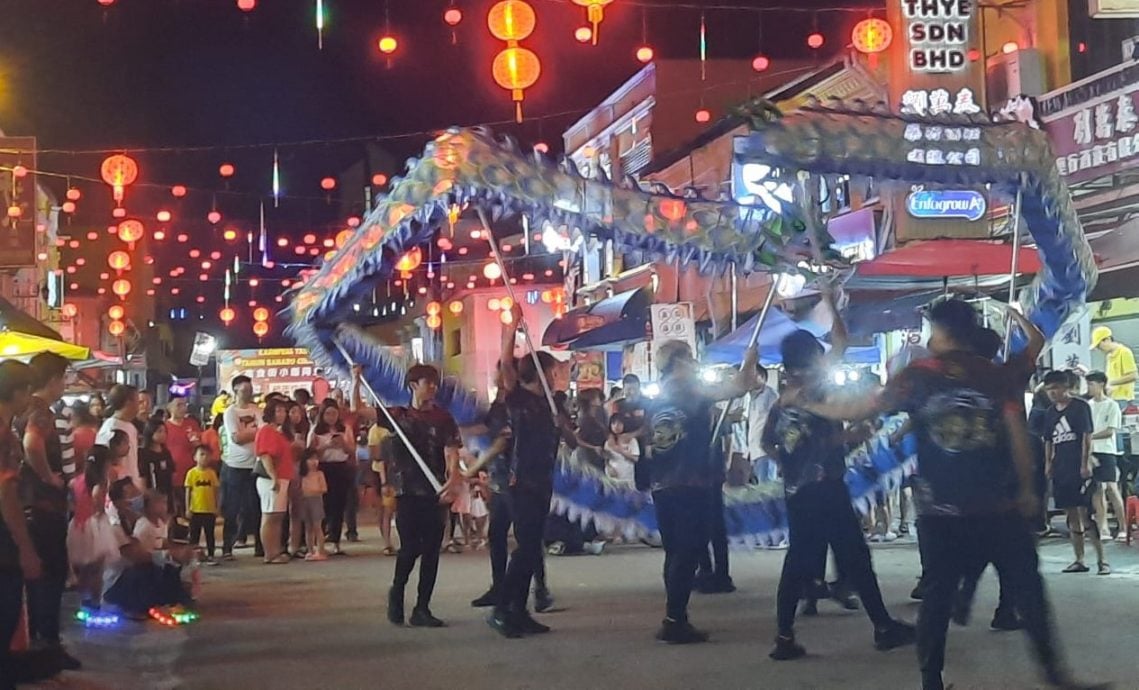 柔：新闻：麻坡贪食街新春亮灯，大红灯笼高挂年味浓