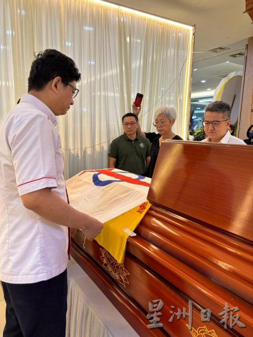 柔:次头:柔行动党领袖到傅勇駺灵前致哀,不舍战友离去难过落泪