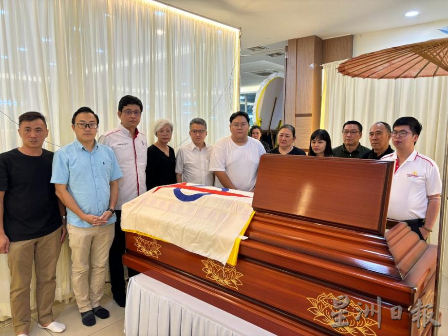 柔:次头:柔行动党领袖到傅勇駺灵前致哀,不舍战友离去难过落泪