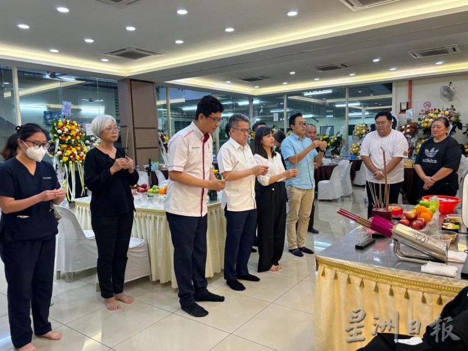 柔:次头:柔行动党领袖到傅勇駺灵前致哀,不舍战友离去难过落泪