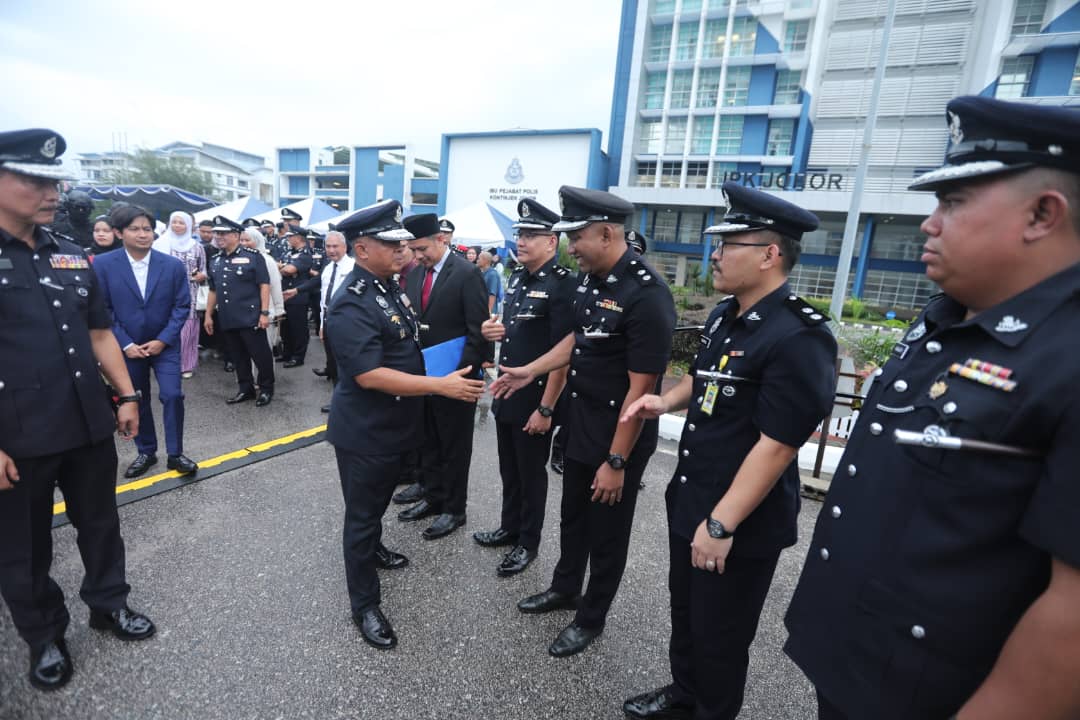 柔：版二次头：雨中欢送荣休一哥，柔佛警队上下三声谢谢