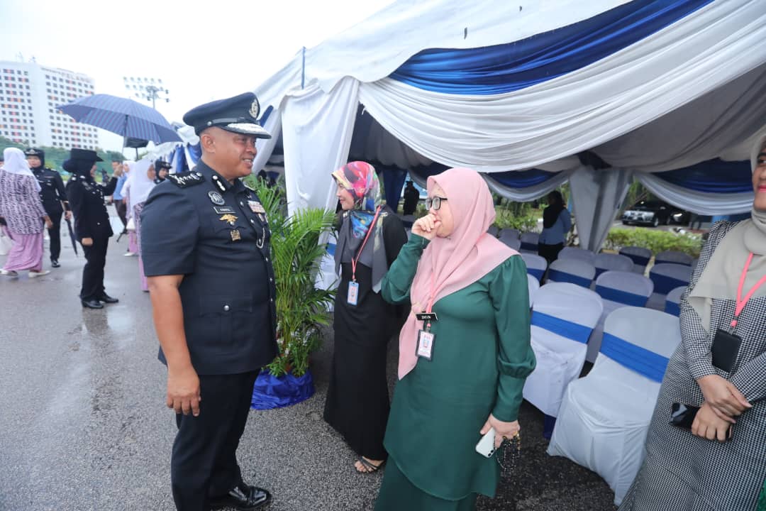 柔：版二次头：雨中欢送荣休一哥，柔佛警队上下三声谢谢