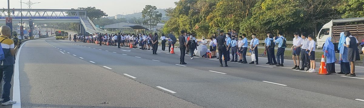 柔：迎新君：士乃设7站点，学生及民众恭送苏丹依布拉欣陛下