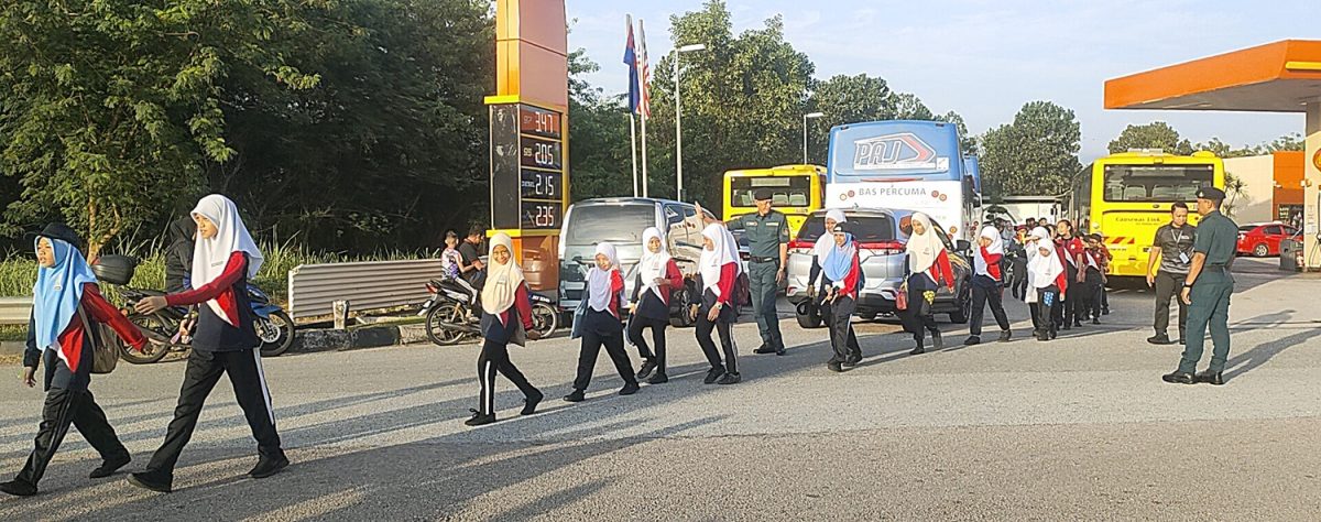 柔：迎新君：士乃设7站点，学生及民众恭送苏丹依布拉欣陛下