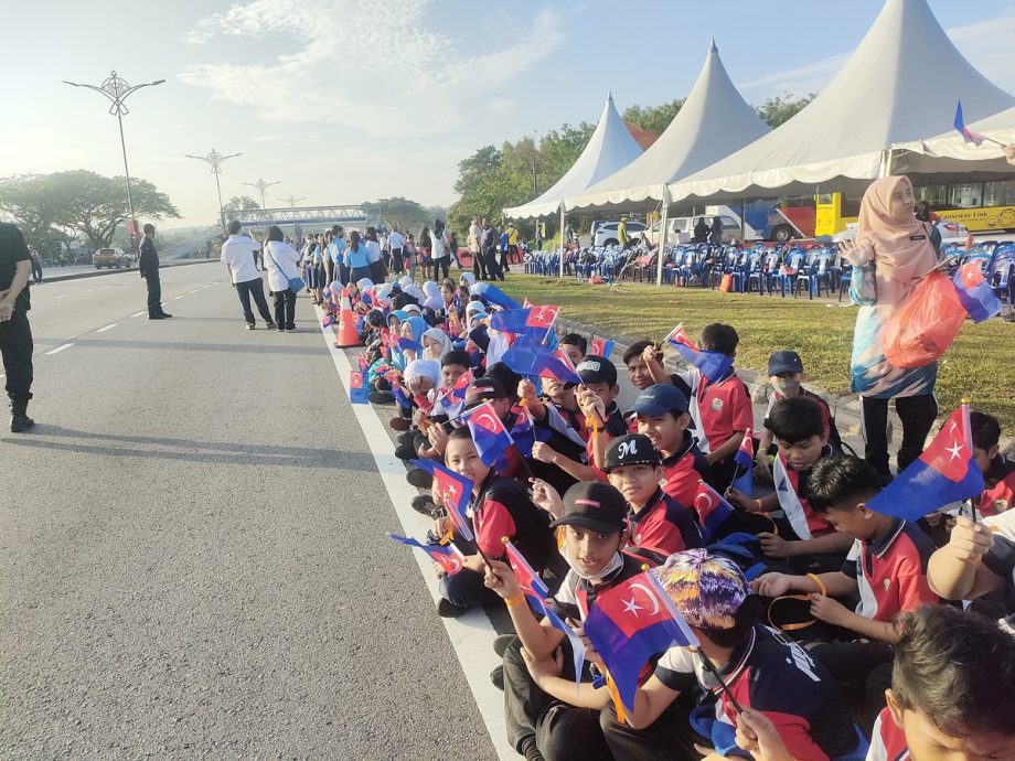 柔：迎新君：士乃设7站点，学生及民众恭送苏丹依布拉欣陛下