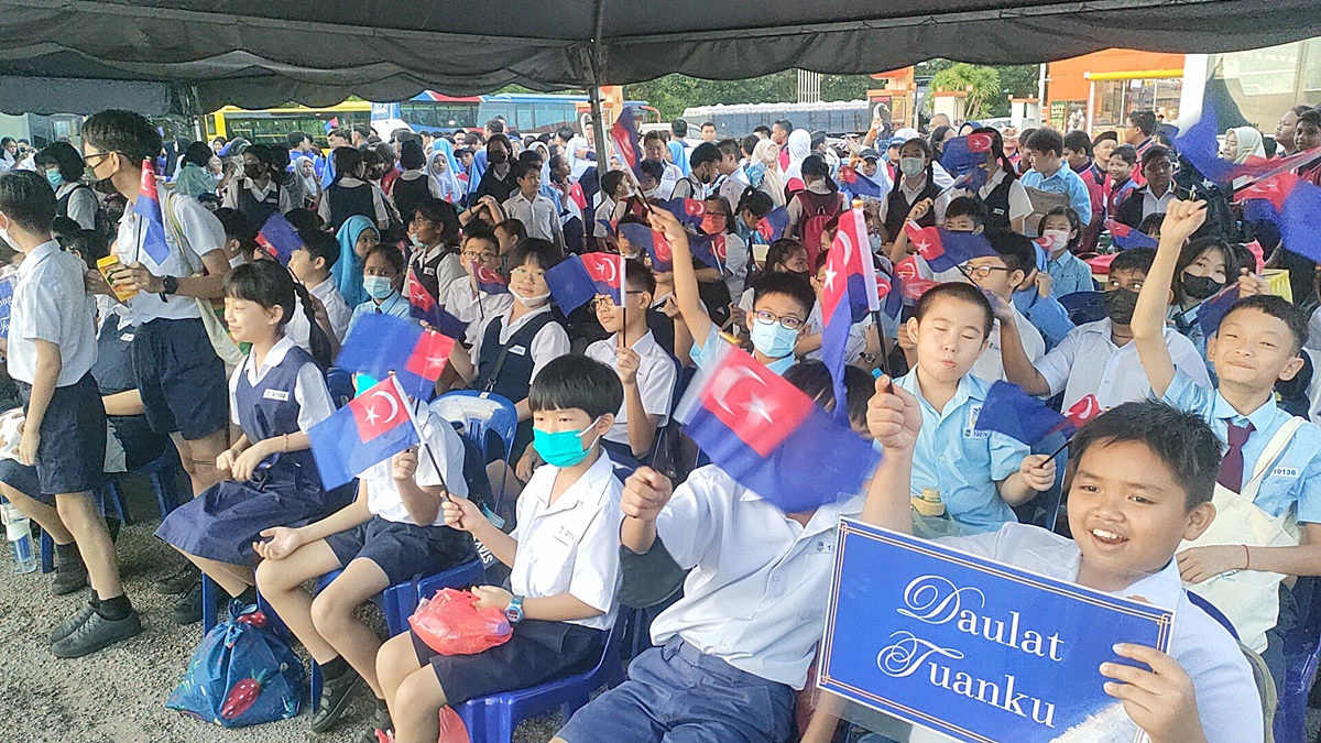 柔：迎新君：士乃设7站点，学生及民众恭送苏丹依布拉欣陛下