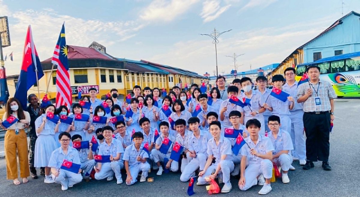 柔：迎新君：士乃设7站点，学生及民众恭送苏丹依布拉欣陛下