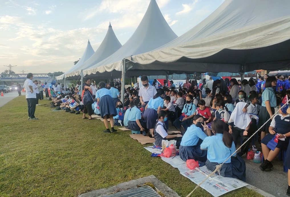 柔：迎新君：士乃设7站点，学生及民众恭送苏丹依布拉欣陛下