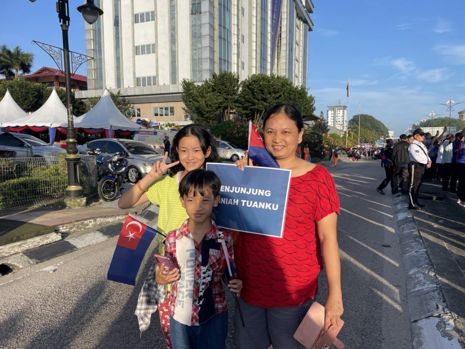 柔:迎新君:柔佛子民怀著激动的心情夹道恭送苏丹依布拉欣 见证历史性的一刻