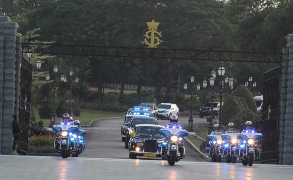 柔:迎新君:柔佛子民怀著激动的心情夹道恭送苏丹依布拉欣 见证历史性的一刻