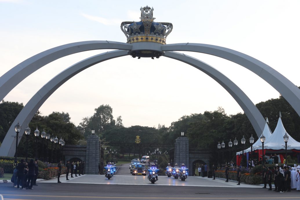 柔:迎新君:柔佛子民怀著激动的心情夹道恭送苏丹依布拉欣 见证历史性的一刻