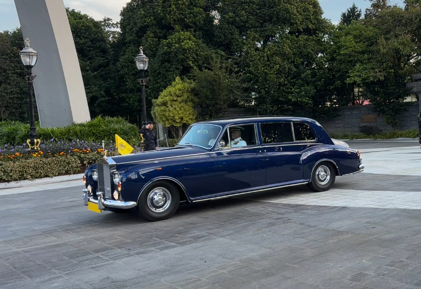 柔:迎新君:柔佛子民怀著激动的心情夹道恭送苏丹依布拉欣 见证历史性的一刻