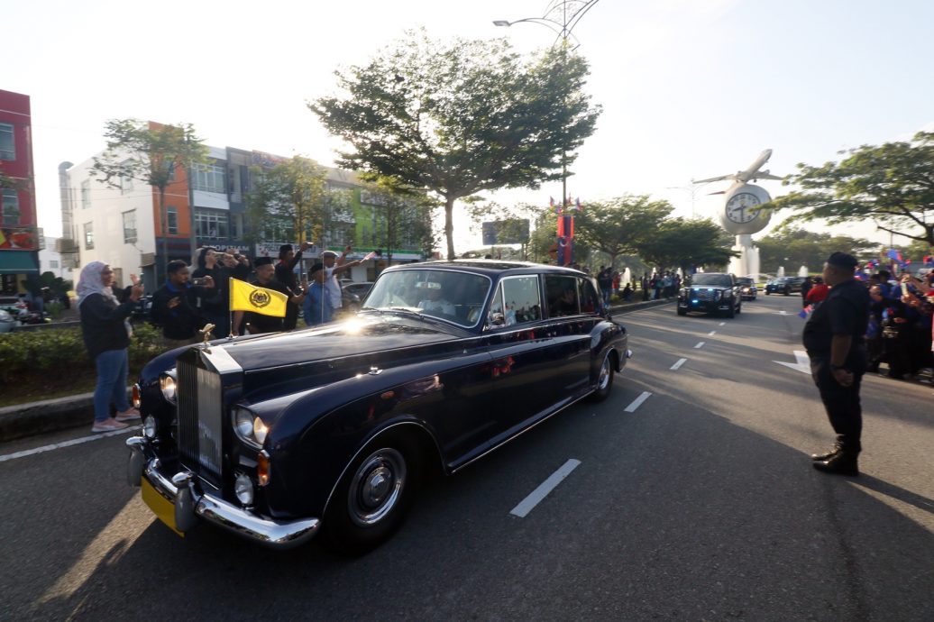 柔:迎新君:柔佛子民怀著激动的心情夹道恭送苏丹依布拉欣 见证历史性的一刻