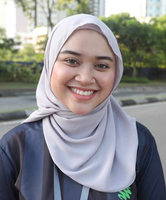 柔:迎新君:柔佛子民怀著激动的心情夹道恭送苏丹依布拉欣 见证历史性的一刻