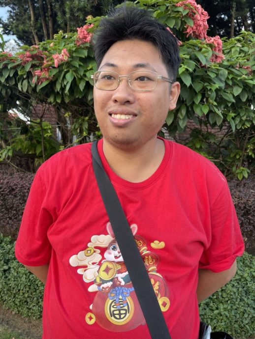 柔:迎新君:柔佛子民怀著激动的心情夹道恭送苏丹依布拉欣 见证历史性的一刻