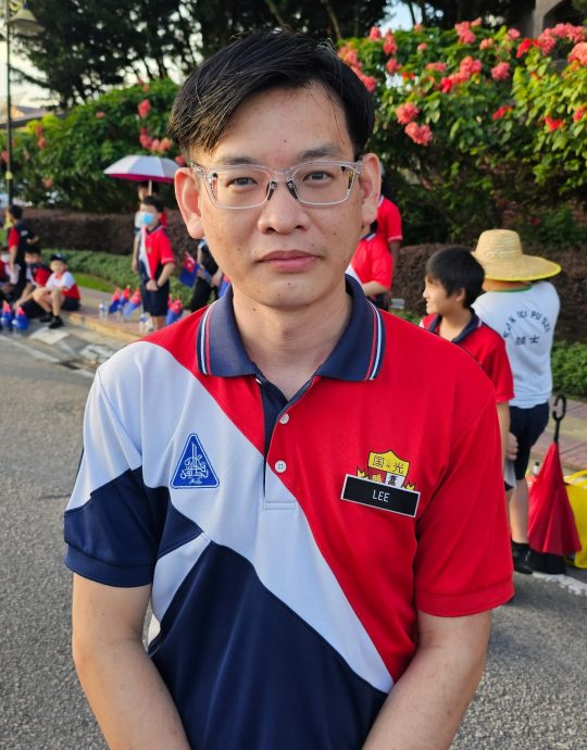 柔:迎新君:柔佛子民怀著激动的心情夹道恭送苏丹依布拉欣 见证历史性的一刻