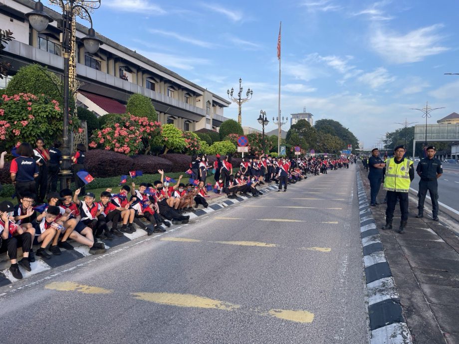 柔:迎新君:柔佛子民怀著激动的心情夹道恭送苏丹依布拉欣 见证历史性的一刻