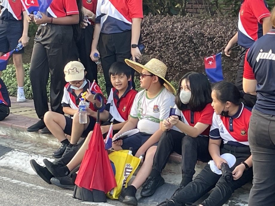 柔:迎新君:柔佛子民怀著激动的心情夹道恭送苏丹依布拉欣 见证历史性的一刻