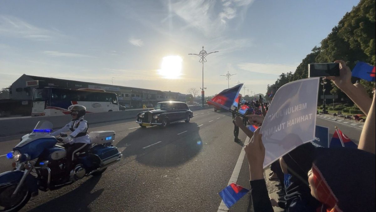 柔:迎新君:柔佛子民怀著激动的心情夹道恭送苏丹依布拉欣 见证历史性的一刻