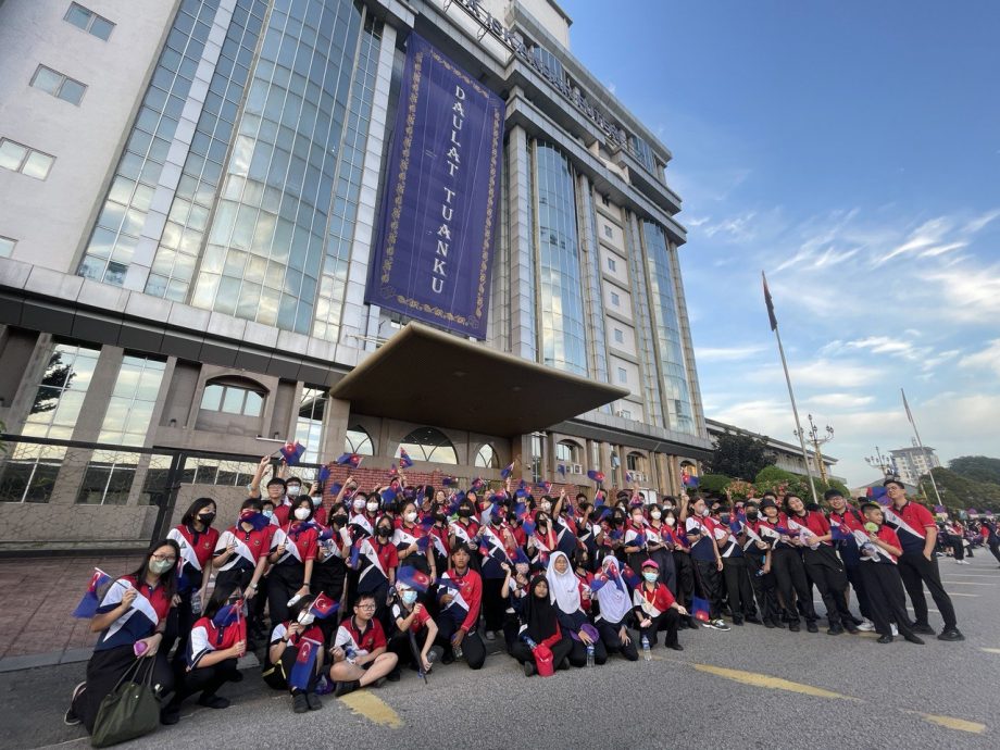 柔:迎新君:柔佛子民怀著激动的心情夹道恭送苏丹依布拉欣 见证历史性的一刻