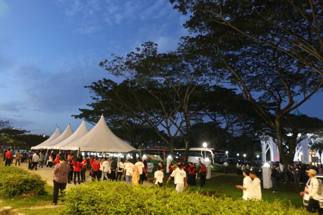 柔:迎新君:柔佛子民怀著激动的心情夹道恭送苏丹依布拉欣 见证历史性的一刻