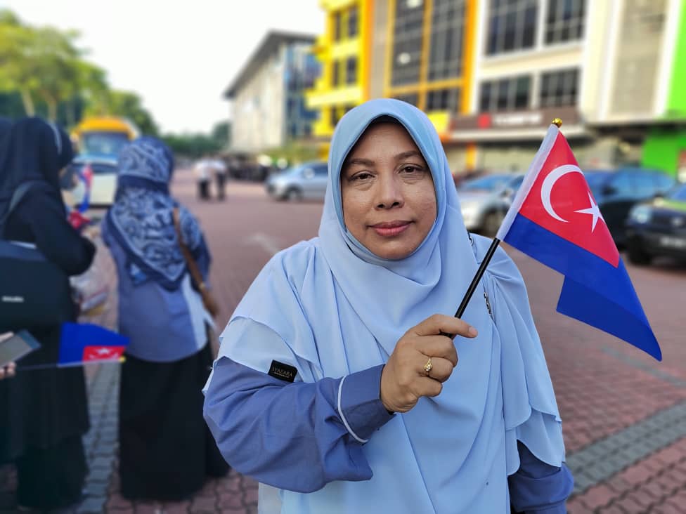 柔:迎新君:柔佛子民怀著激动的心情夹道恭送苏丹依布拉欣 见证历史性的一刻