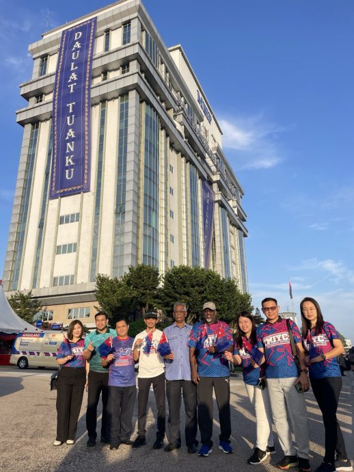 柔:迎新君:柔佛子民怀著激动的心情夹道恭送苏丹依布拉欣 见证历史性的一刻