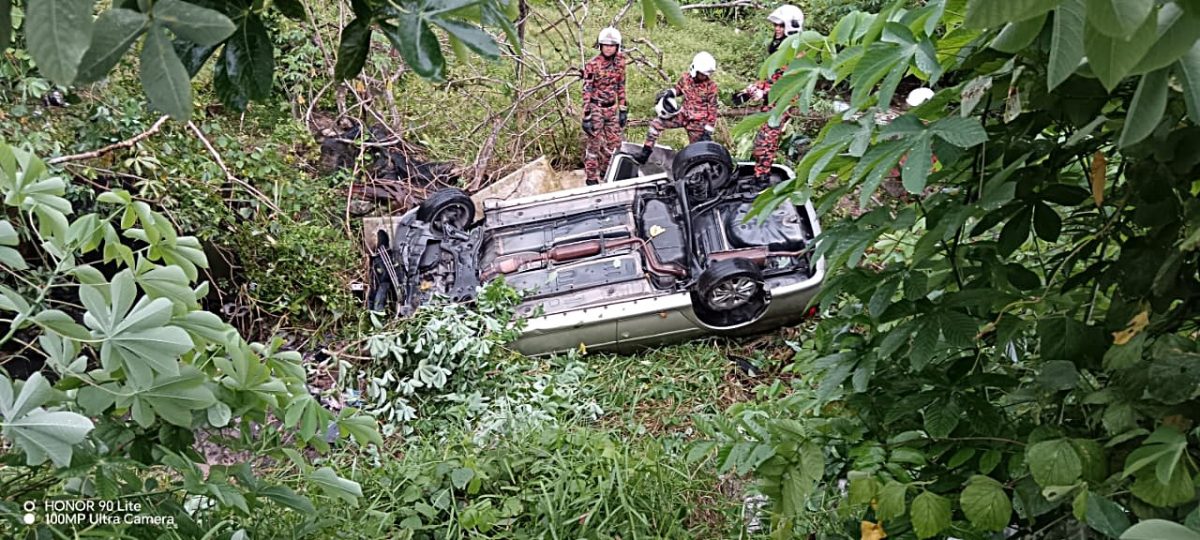 柔:雨中行驶失控撞落山谷 共车母子4人皆受伤