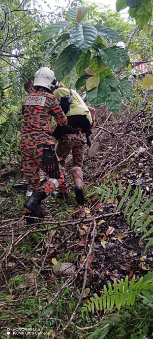 柔:雨中行驶失控撞落山谷 共车母子4人皆受伤