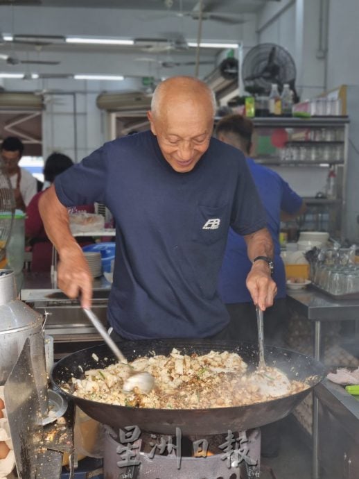柔:食客指路(1月16日刊):居銮人的童年记忆 Uncle炒菜头粿会回味无穷