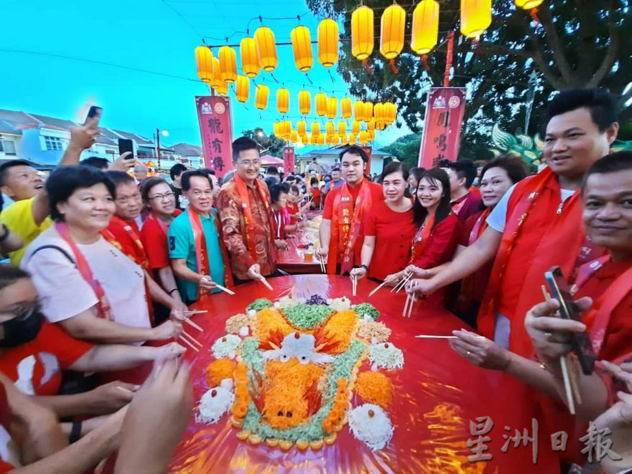武吉波浪50呎巨龙亮灯 龙造型蔬果捞生开年