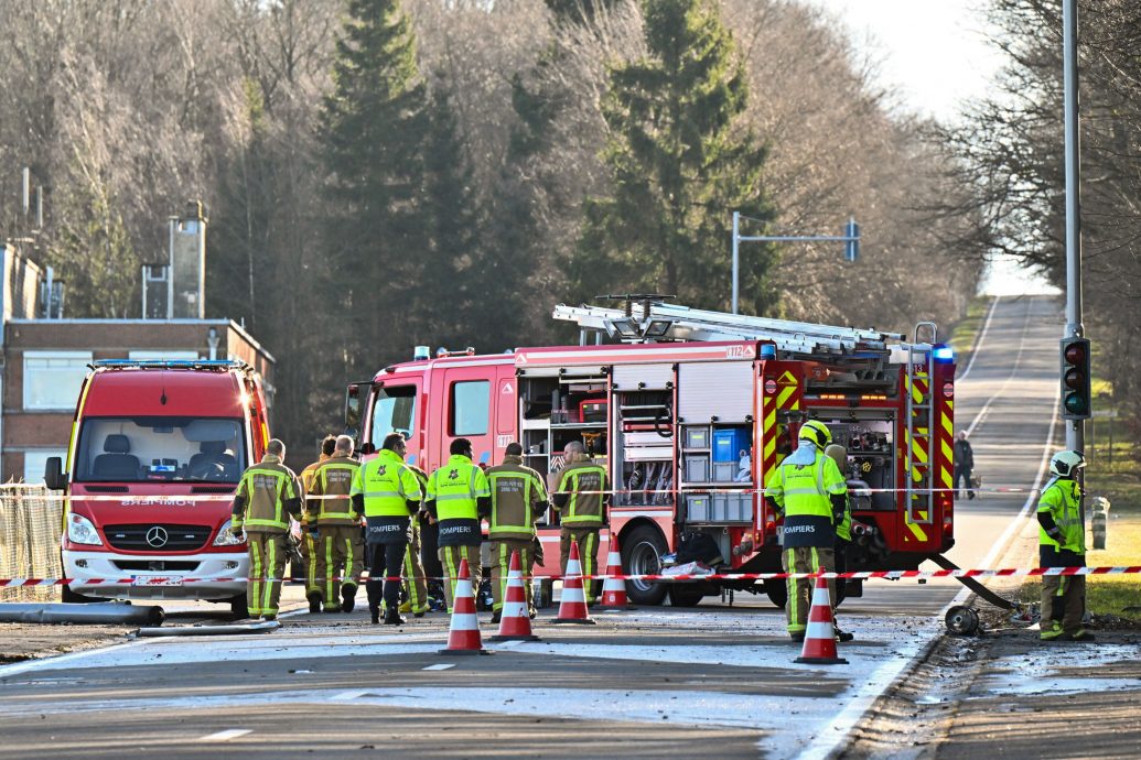 比利时一架小型飞机坠毁砸中汽车 两人死亡