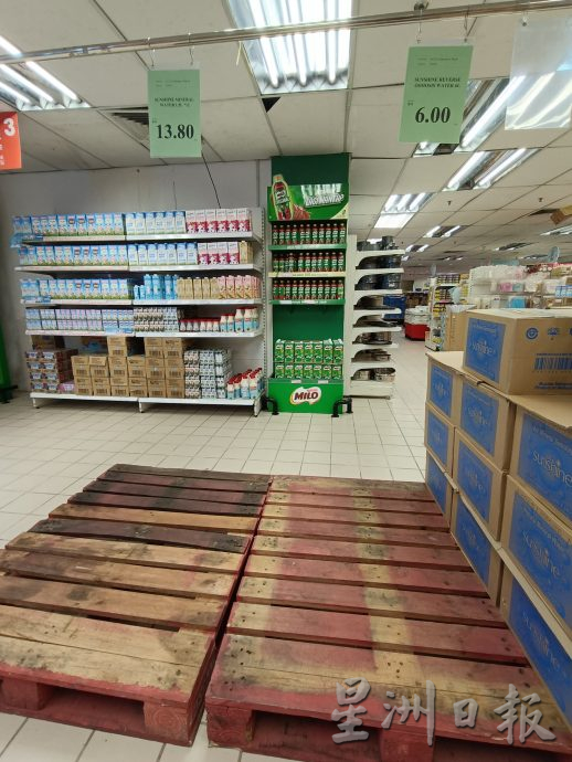 民众狂扫瓶装水 超市业者补货不及