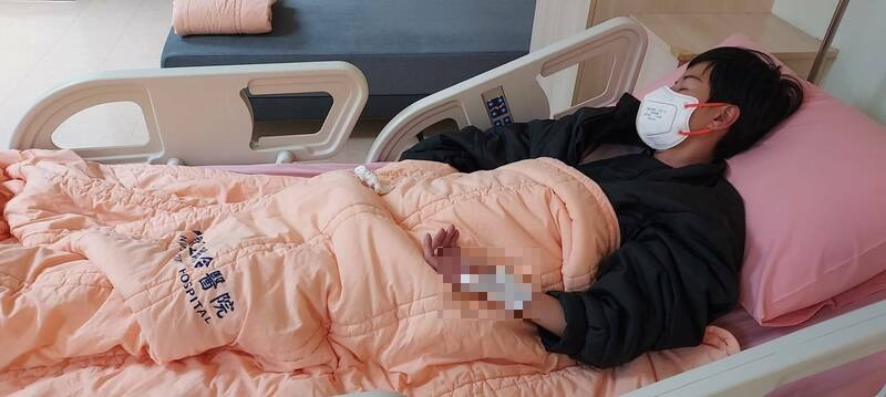 民进党女里长送萝卜被指“变节” 情绪崩溃留血书轻生获救