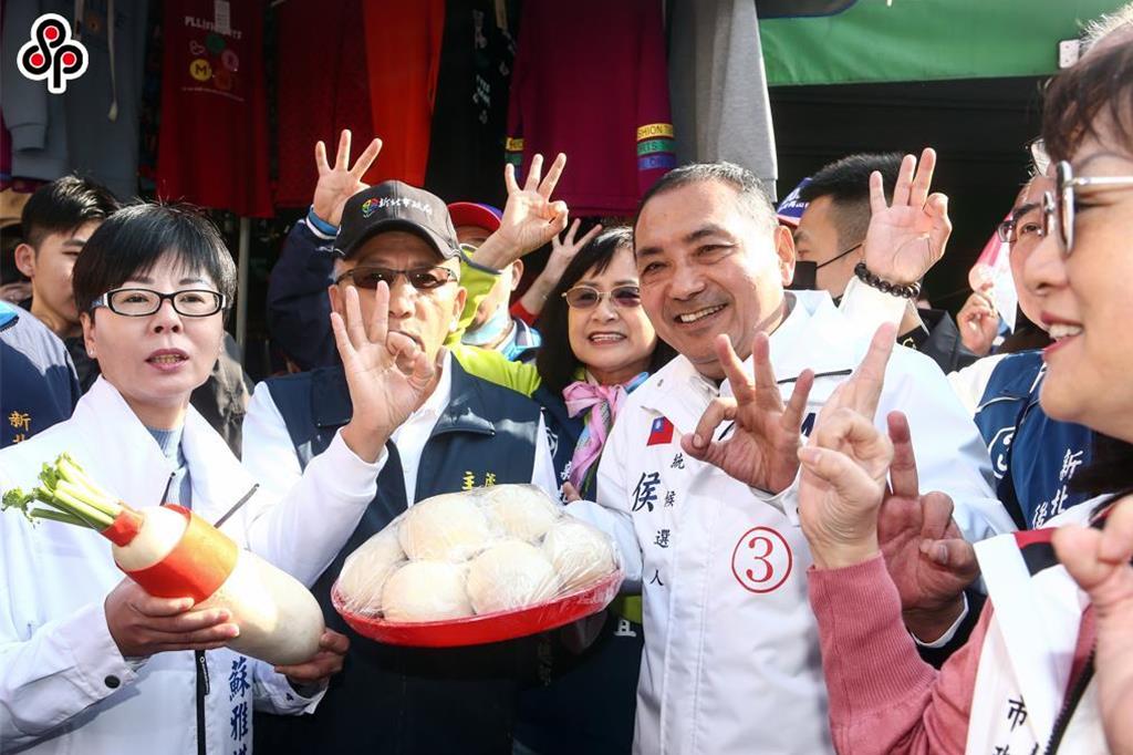 民进党女里长送萝卜被指“变节” 情绪崩溃留血书轻生获救