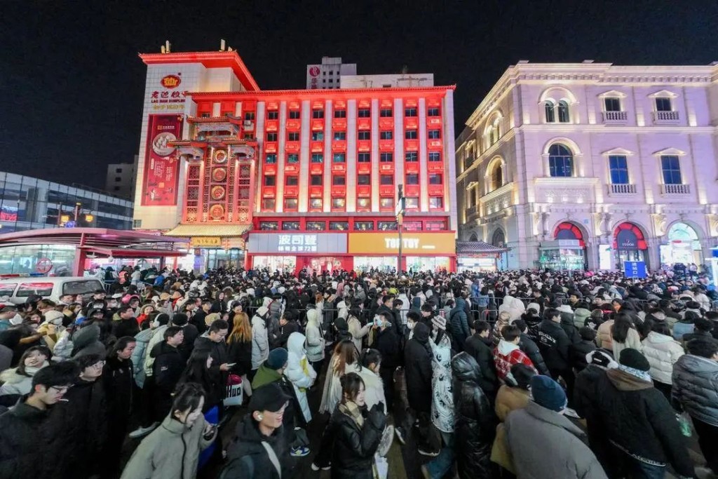沈阳数百人跨年齐跳“科目三”创健力士世界纪录