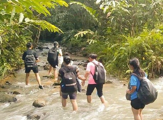 沙巴路太烂车子无法通行 父母走路70km带孩子上学