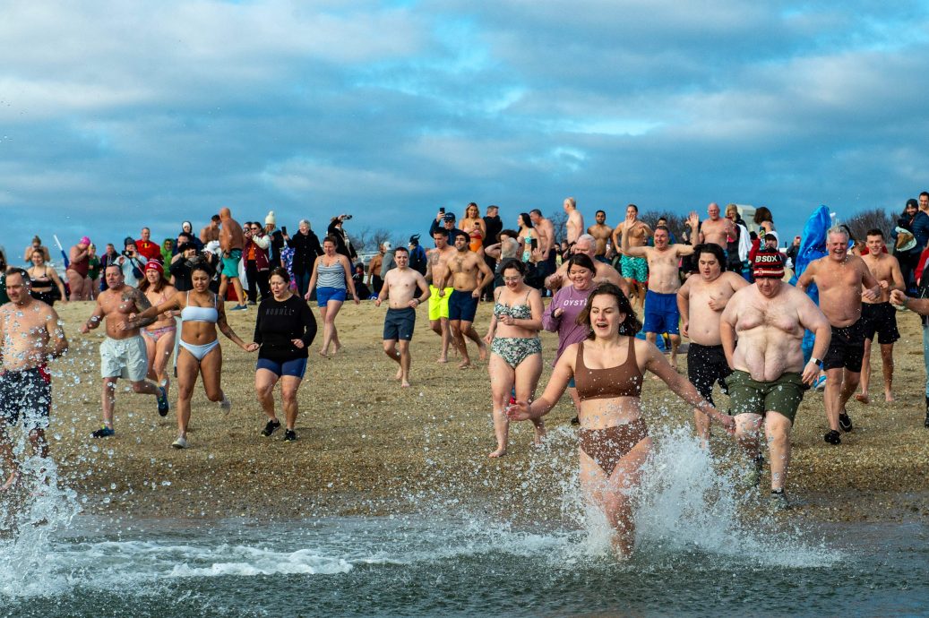 波士顿百年传统 泳士冒寒“极地跳水”庆新年